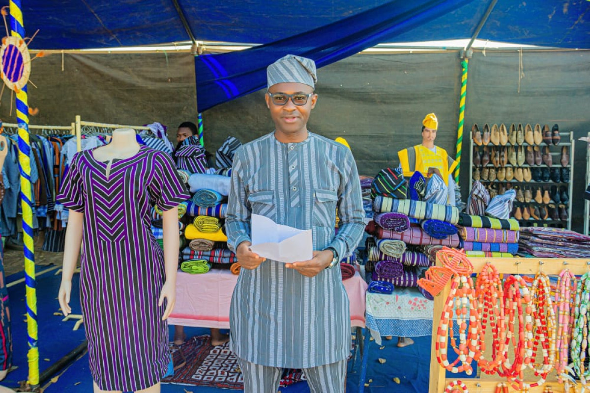 EXPOSITION VERNISSAGE AFRIQUE ÉLÉGANCE A PARAKOU : Modeste Kpogbé fait la promotion du pagne tissé . C&rsquo;est jusqu&rsquo;au 15 novembre à la place Tabéra