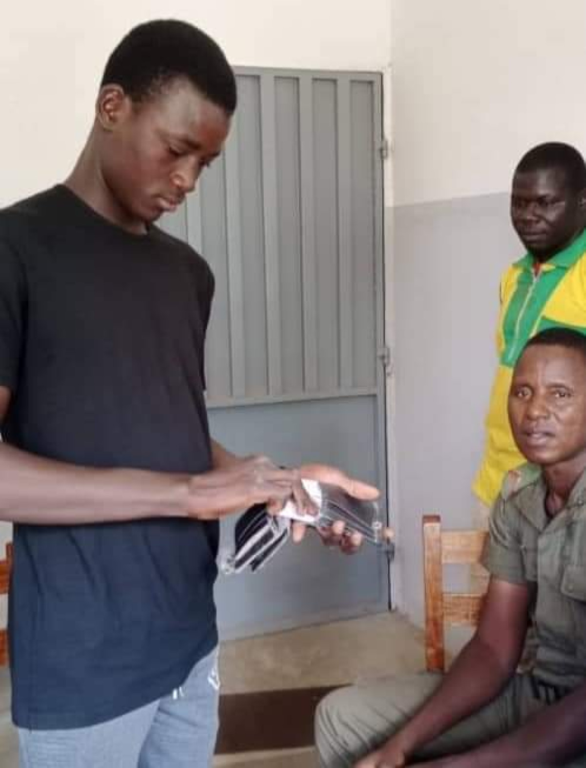 ACTE DE LOYAUTE A BEMBÉRÉKÉ : Après avoir ramassé un porte-monnaie contenant 155 000f, ils le retournent au propriétaire