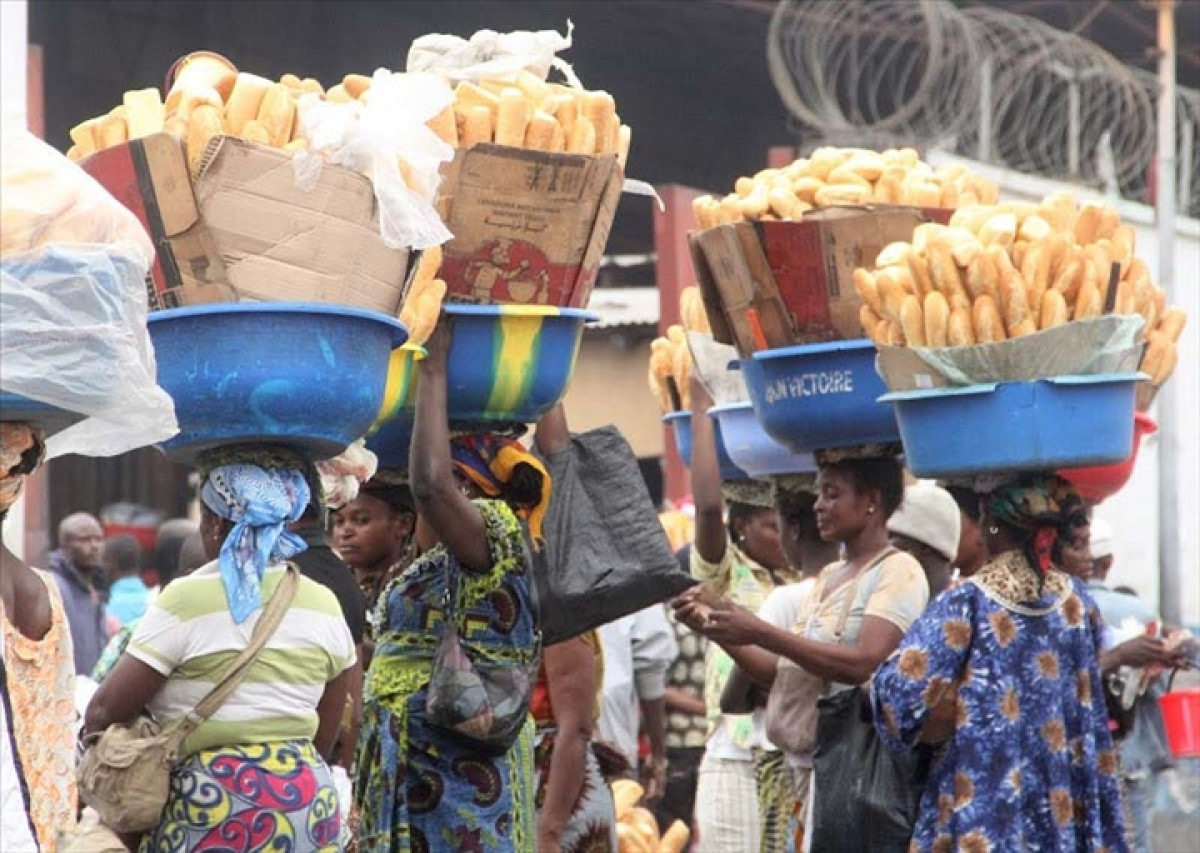 AUGMENTATION DU PRIX DE LA BAGUETTE DE PAIN A PARAKOU : Le pain cédé à 112 F voire 115F chez les boulangers au lieu de 90F . Les revendeurs, véritables perdants . Le consommateur achète du vide