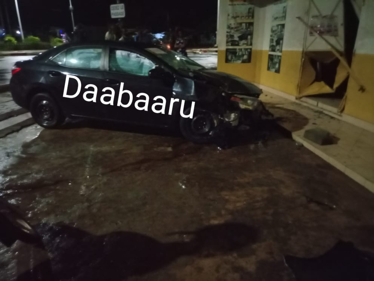 ACCIDENT DE CIRCULATION À PARAKOU : Un véhicule finit sa course au pied du siège de Daabaaru