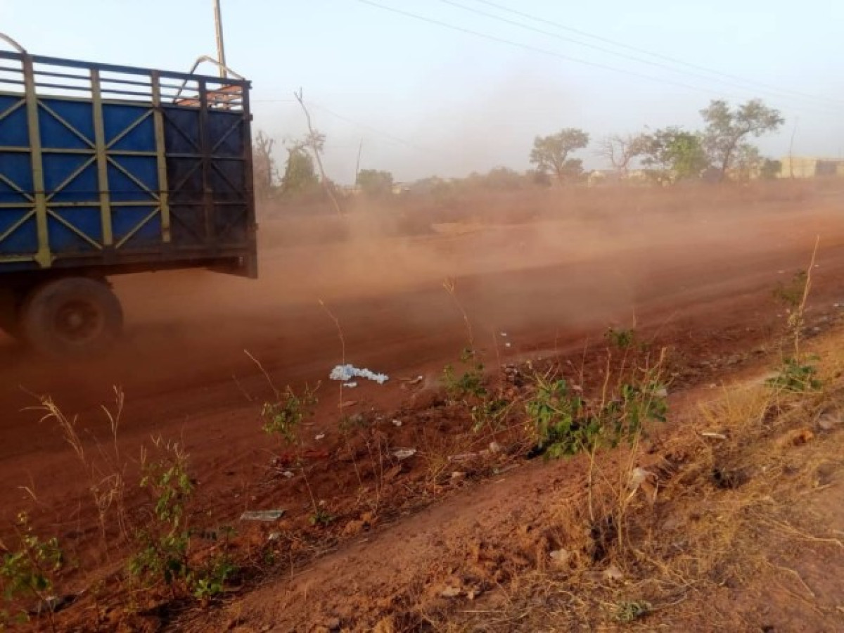 CONSÉQUENCE DU MAUVAIS ÉTAT DES VOIES À KOUANDÉ :  Un conducteur de tricycle perd l&rsquo;un de ses doigts dans un accident