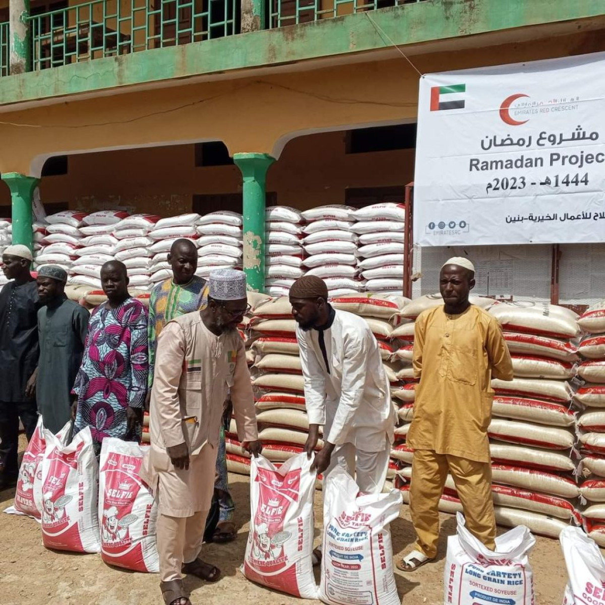 GRÂCE À L&rsquo;ASSOCIATION AL-ISLAAH ET L&rsquo;EMIRATES RED CRESCENT : Plus de 700 sacs de riz distribués aux musulmans pour le ramadan