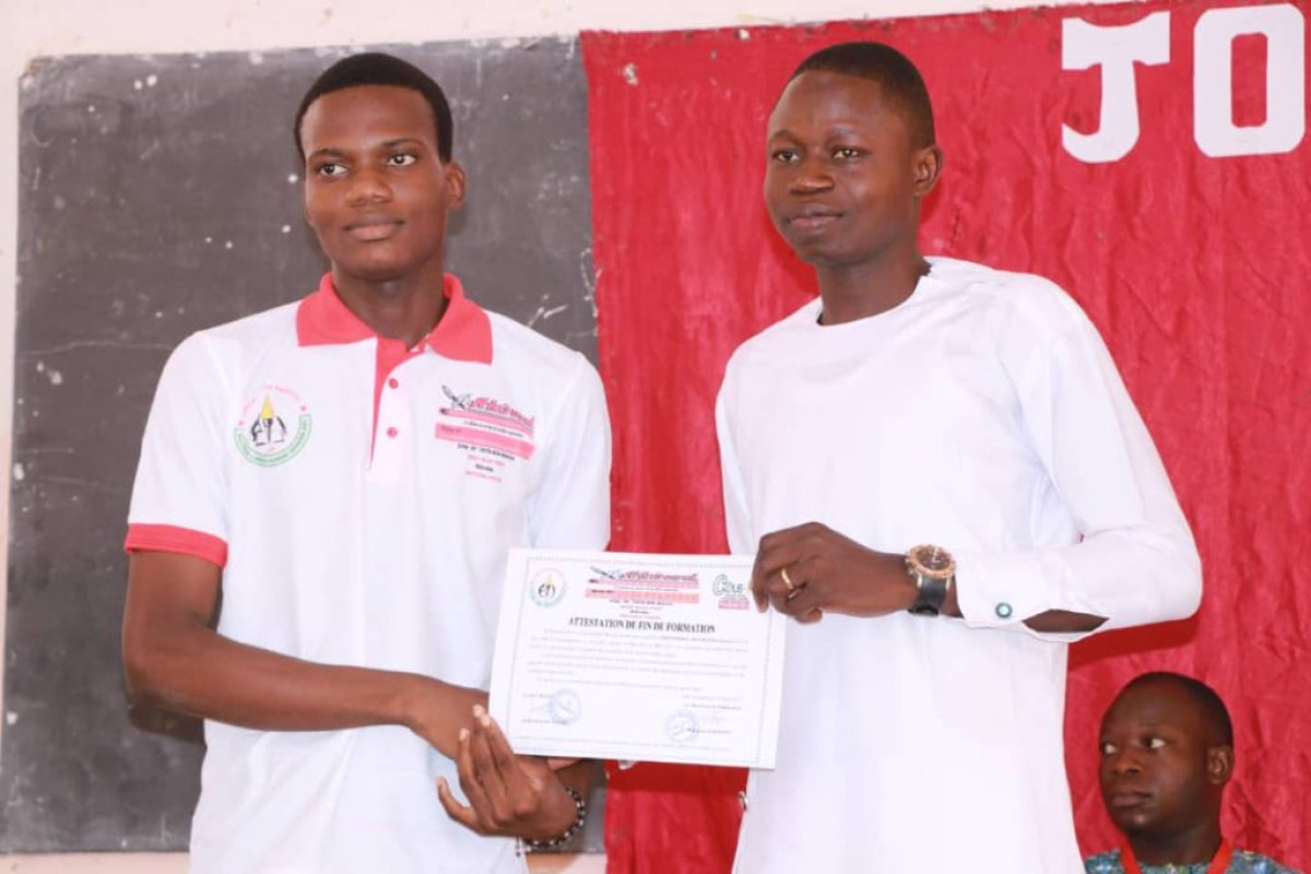 APRÈS LEUR FORMATION À LA PRESSE UNIVERSITAIRE DE PARAKOU : Des stagiaires du Journal Akôwé reçoivent leurs attestations