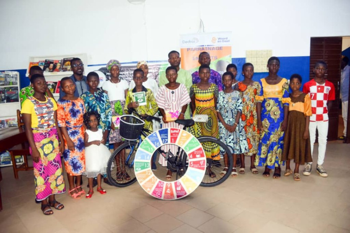 LUTTE CONTRE LES CHANGEMENTS CLIMATIQUES AU BÉNIN : Un hymne des enfants pour la protection de l&rsquo;environnement disponible . Pari gagné pour Darius Chabi