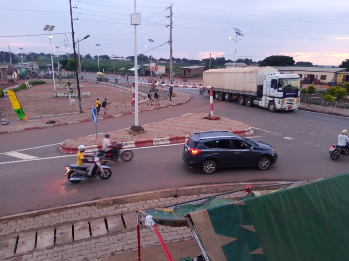 NON RESPECT DES LIMITATEURS DE HAUTEUR DANS LA VILLE DE PARAKOU : Quand les gros porteurs contournent l’interdit .Le Cnsr et la mairie appelés à veiller au grain