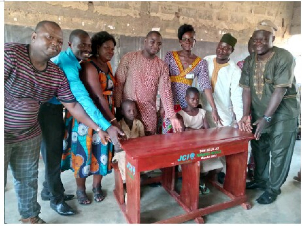 POUR OFFRIR DE BONNES CONDITIONS DE TRAVAIL AUX ECOLIERS DE L&rsquo;EPP WOKODOROU, La Jci Parakou Royale fait don de tables bancs
