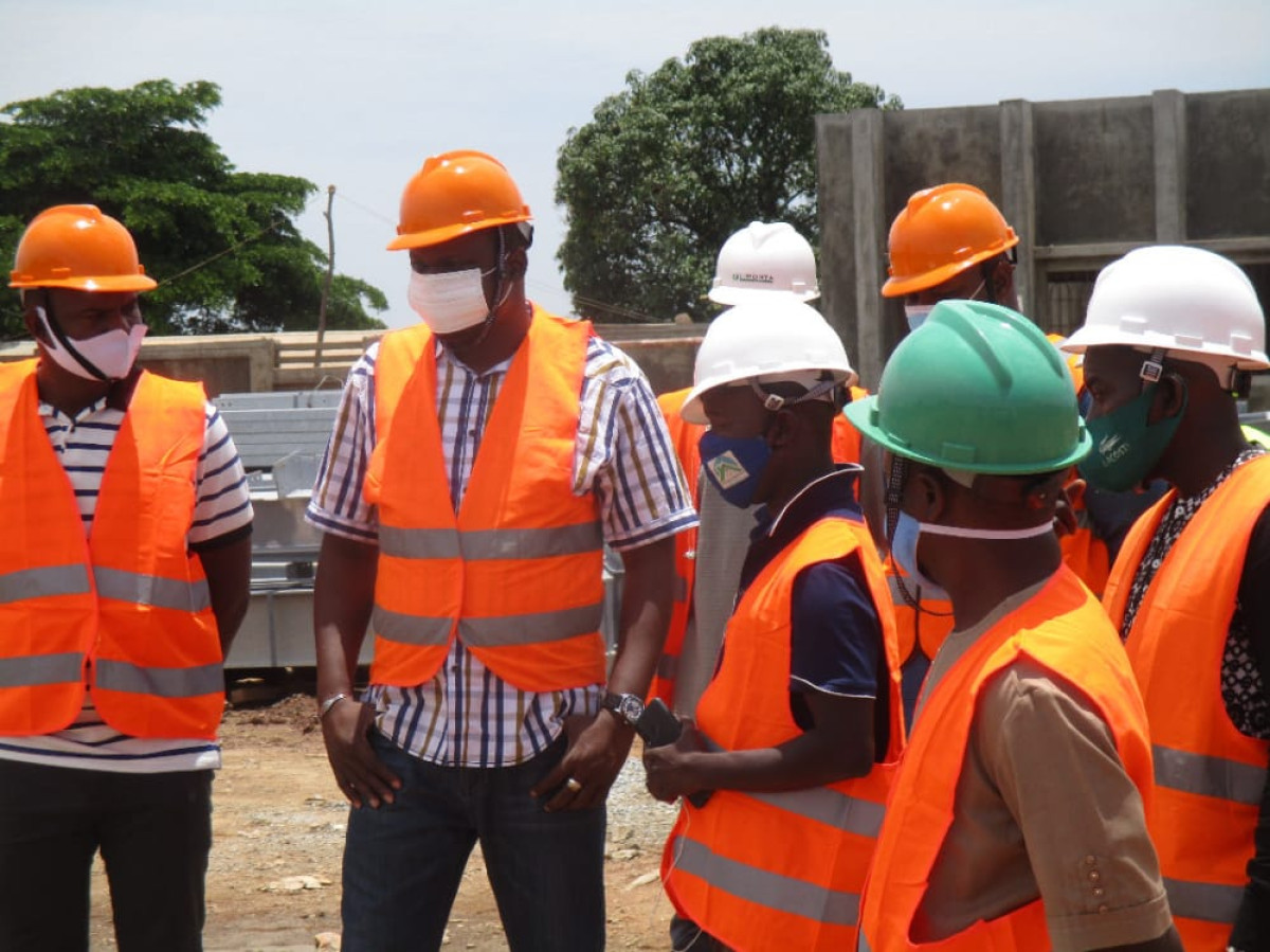 COMMUNE DE BANIKOARA : Le maire Tamou sur le chantier du stade omnisports