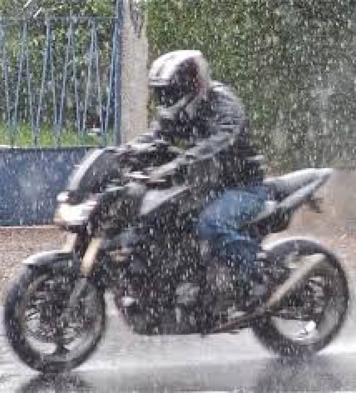 CIRCULATION DES MOTOCYCLISTES SOUS LA PLUIE : Les méthodes importantes pour conduire en toute sécurité