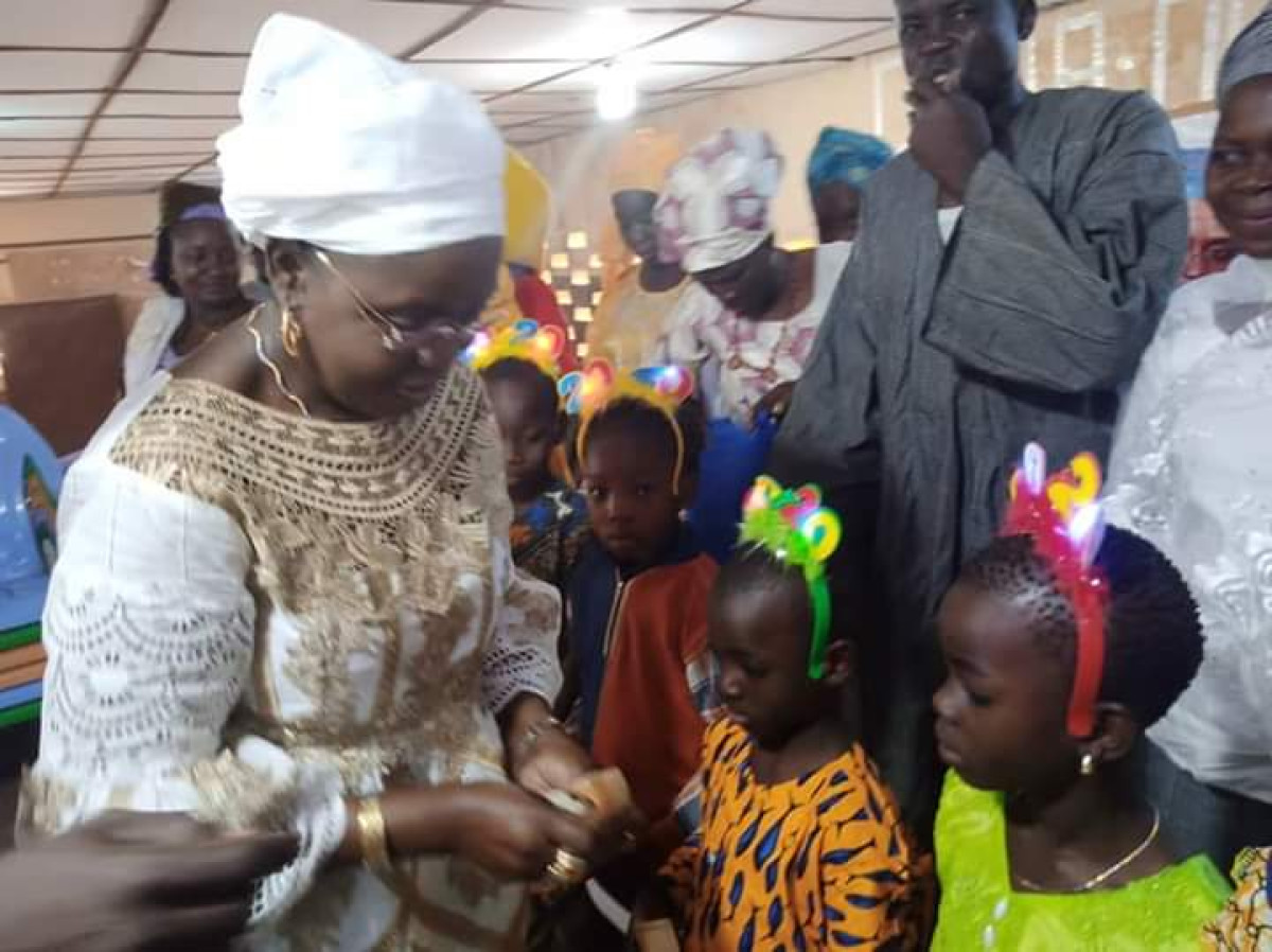 FETE DE NOEL A PARAKOU : L’He Mariama Baba Moussa fait la joie de plus de 1 000 enfants