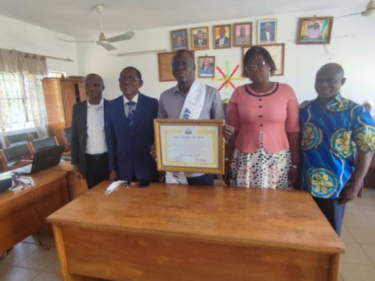 GRÂCE À SON COMBAT POUR LA PROMOTION DES VALEURS MORALES UNIVERSELLES : Inoussa Zimé Chabi distingué ambassadeur de paix  .Une distinction de la Fédération pour la paix universelle