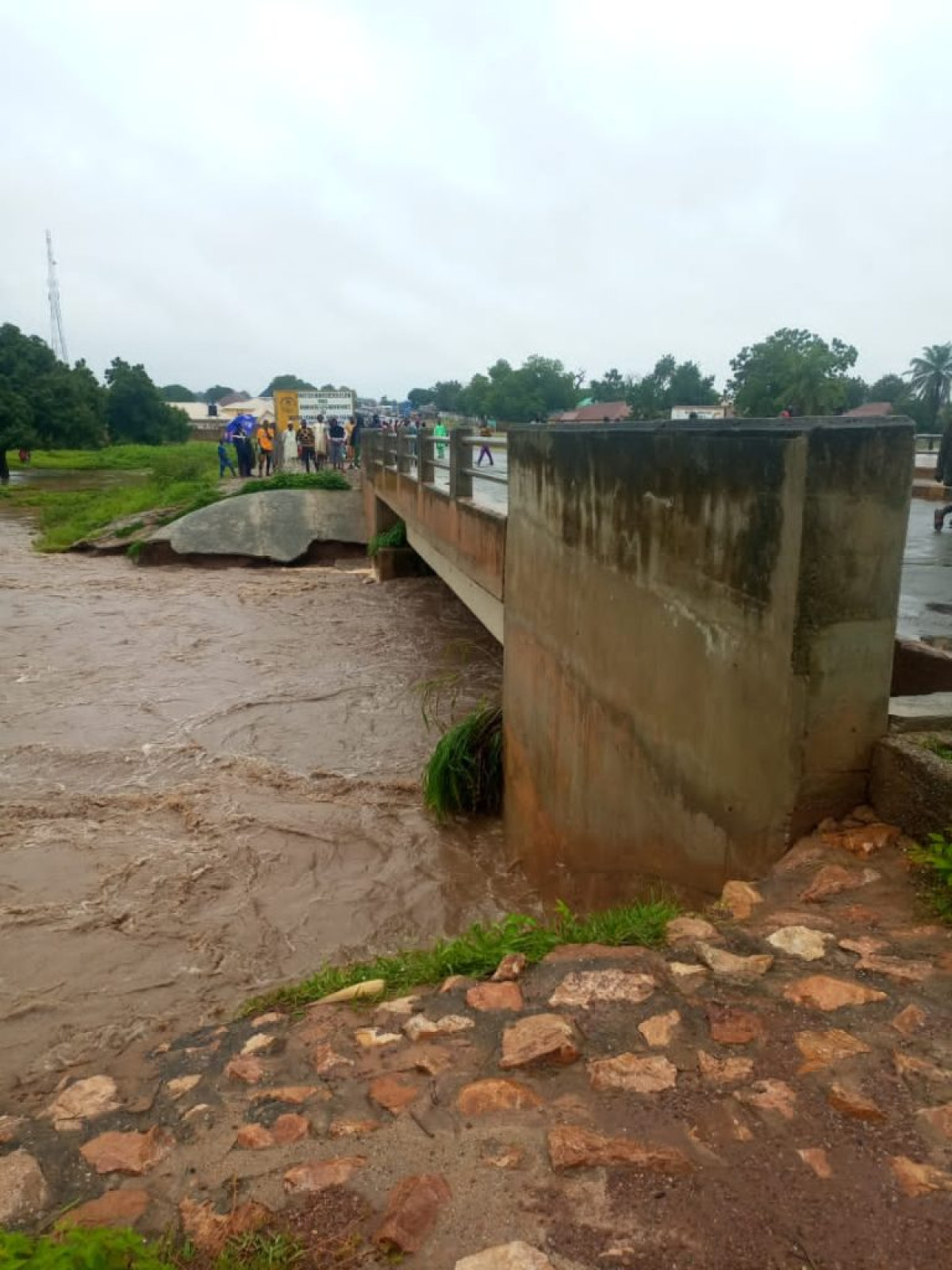 SUITE AUX PLUIES DILUVIENNES,  Le pont reliant le Bénin au Nigéria à Tchikandou a cédé