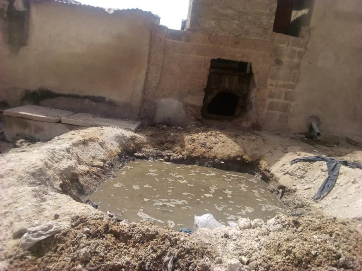 POLLUTION DE L&rsquo;ENVIRONNEMENT A PARAKOU : Un propriétaire verse des excréments dans un fossé à Madina