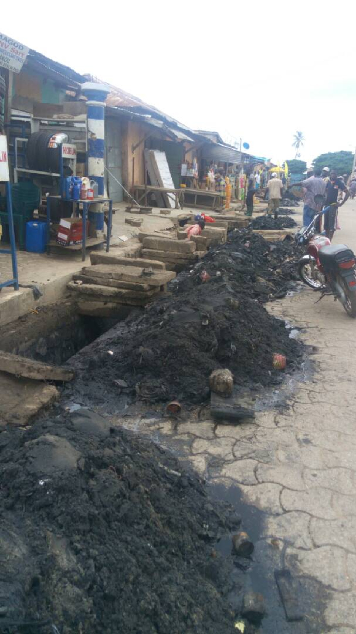 SUR INSTRUCTION DU MAIRE CHARLES TOKO, Les caniveaux du noyau urbain de Parakou curés