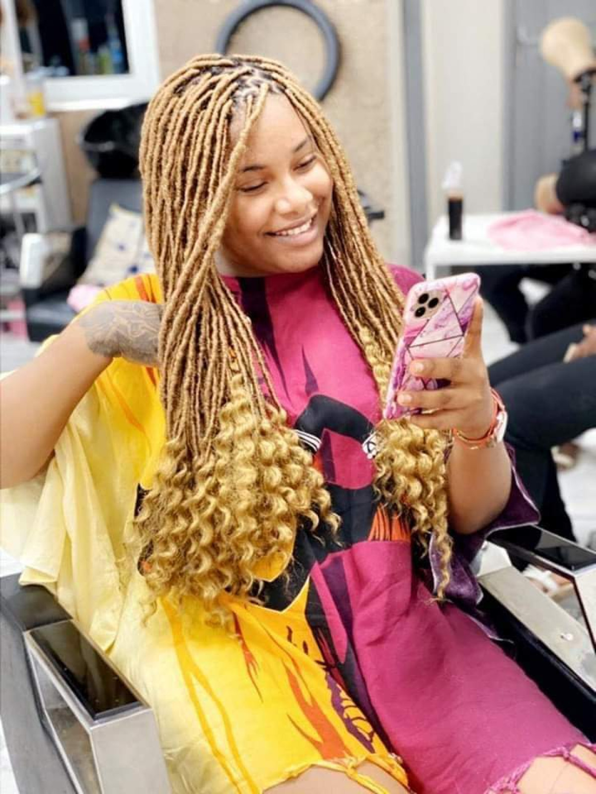 ACCUSÉE D&rsquo;ESCROQUERIE SUR LES RÉSEAUX SOCIAUX : Clara la Porto-Novienne sort de son mutisme et clarifie