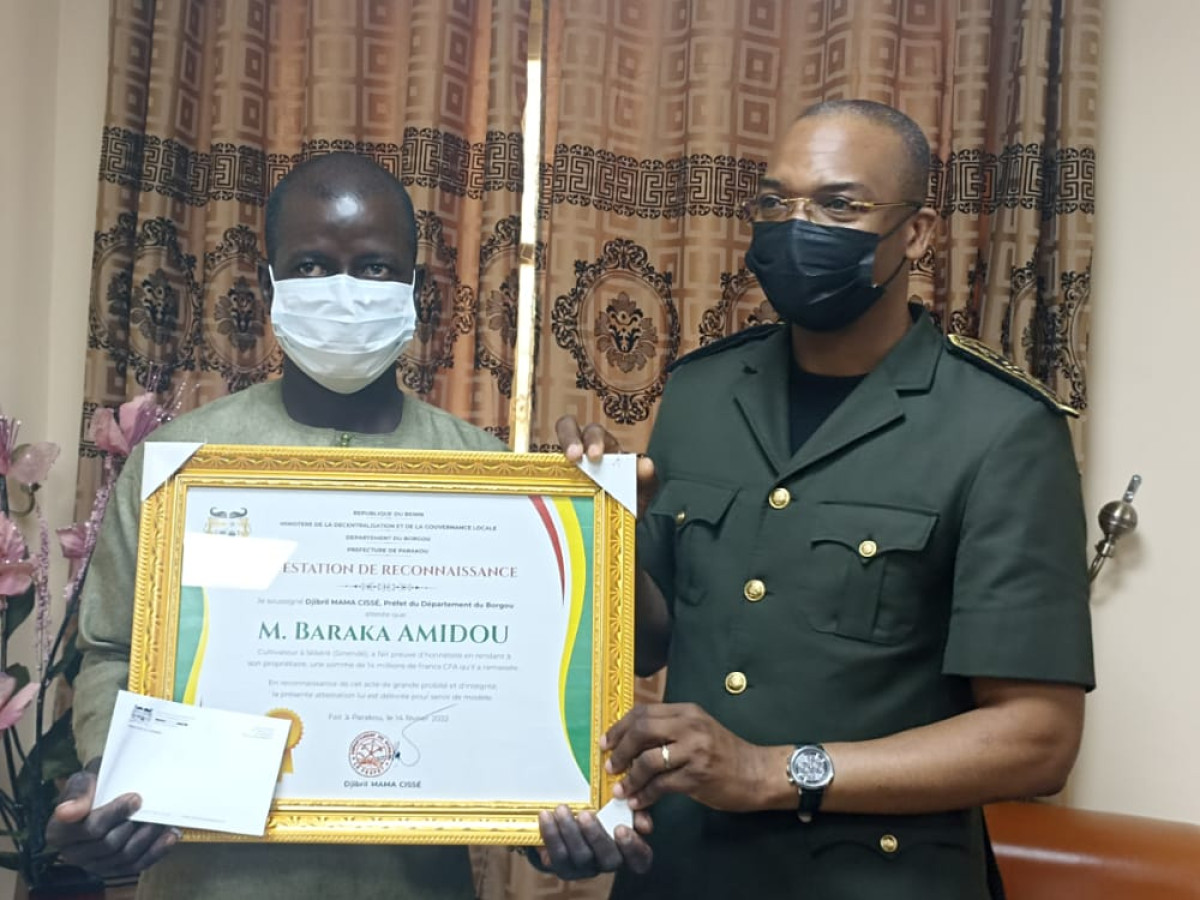 EXCLUSIVITÉ :  Le jeune ramasseur de 14 millions décoré par le Préfet Cissé