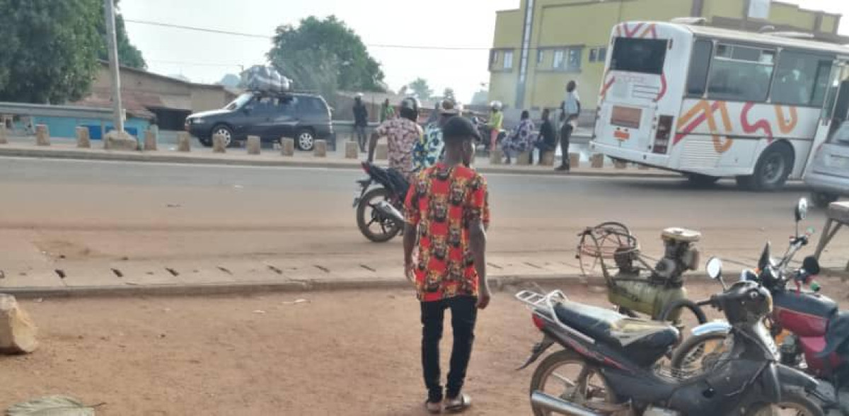 CHARGEMENT HORS PARC À PARAKOU : L&rsquo;autorité du Maire Zimé Chabi défiée et les usagers mis en danger . Le phénomène criant à la gare routière d&rsquo;Albarika