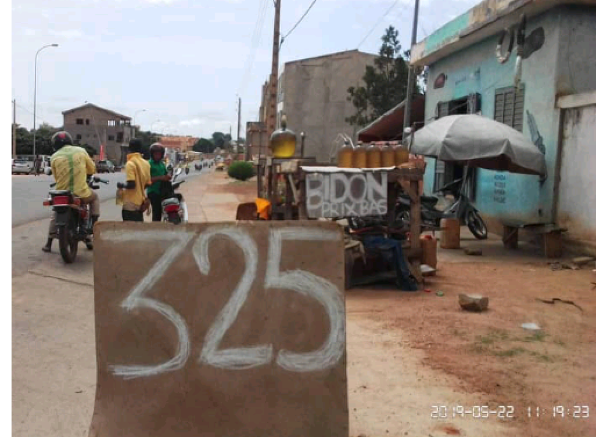 COMMERCE ILLICITE AU BÉNIN : Les consommateurs d’essence frelatée grugés avec plaisir . Modes opératoires des vendeurs indélicats