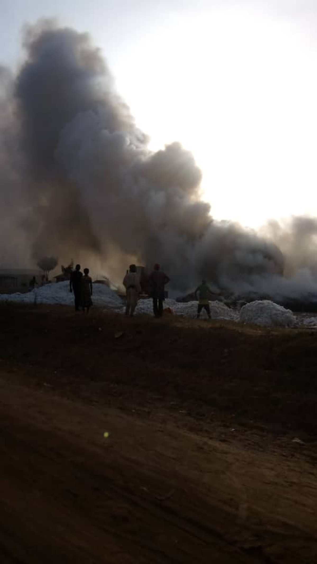 COMMUNE DE KALALE : Un enfant brûle des tonnes de coton