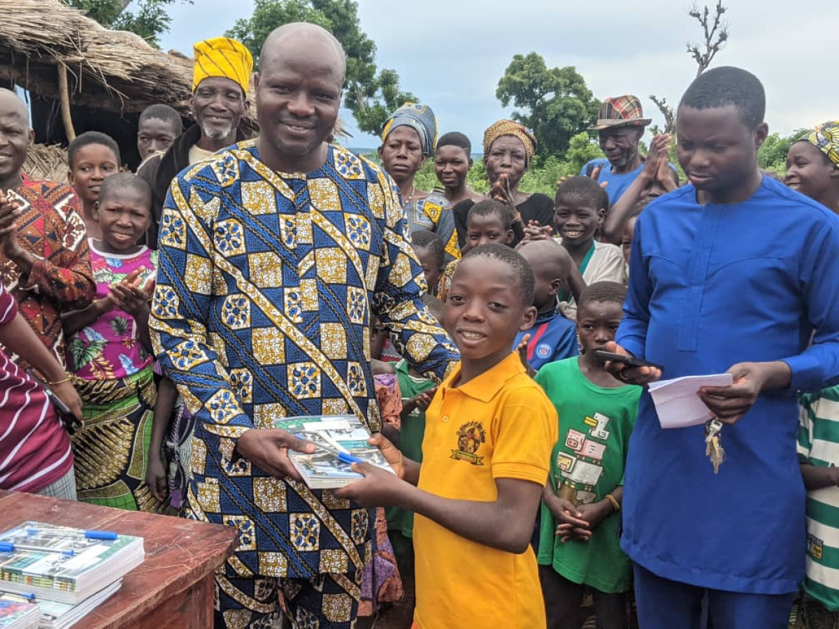COURS DE VACANCES À NABAGA : Télesphore Nassikou Sékou gratifie les meilleurs apprenants 
