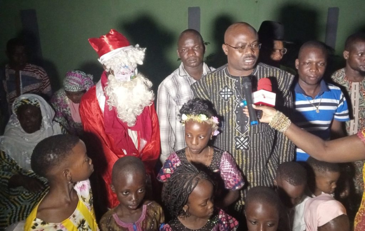 NOËL À PARAKOU : Ousmane Traoré du parti Moele-Bénin inonde les enfants de cadeaux