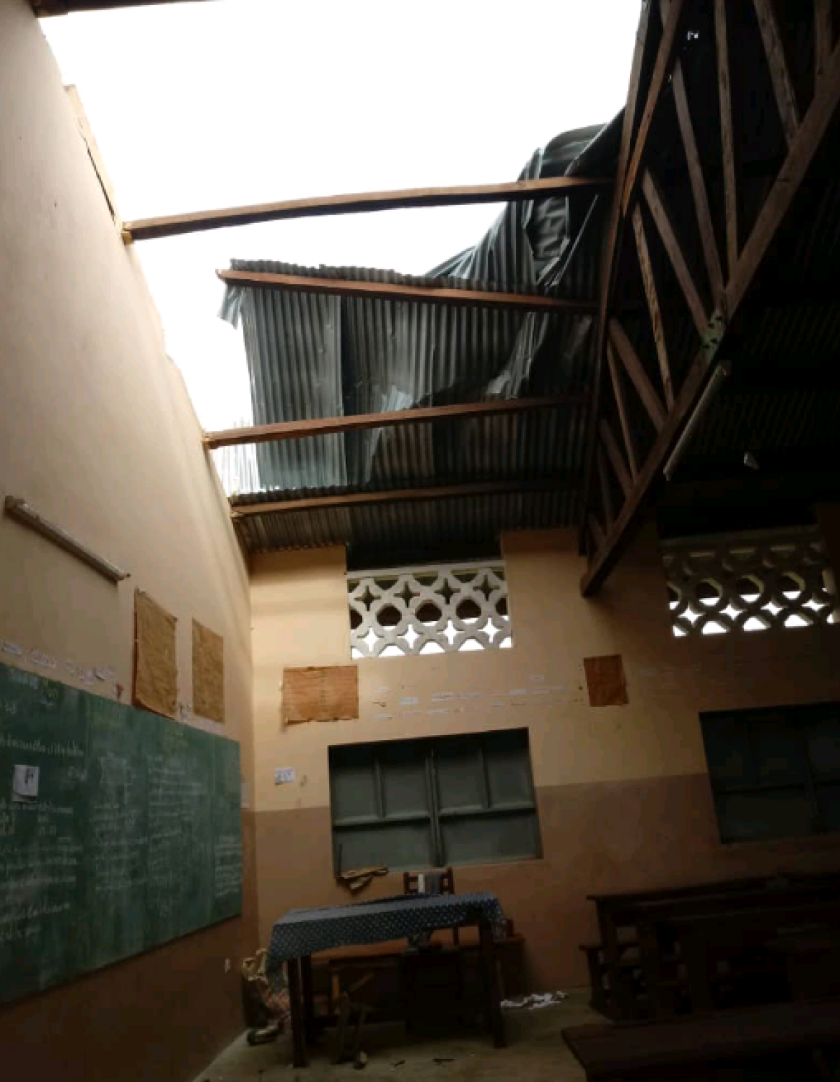 CONSÉQUENCES DES DERNIERES PLUIES À PARAKOU ; Plusieurs salles de classes décoiffées et écroulées