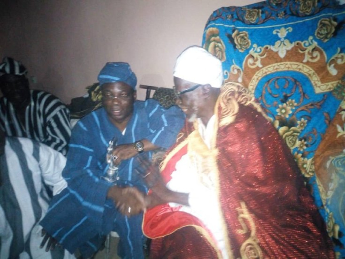 POUR SON ENGAGEMENT POUR LE RAYONNEMENT DE LA ROYAUTE DANS LE BARUTEM :  L&rsquo;He Gbadamassi reçoit les bénédictions de Sa majesté Sina Dèrou de Sandilo