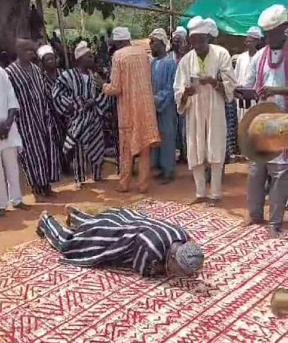 DIGNE FILS DE LA CASTE DES FORGERONS À KOUANDÉ   :   L&rsquo;artiste Kalamoulaï consacré « Séko Yéruma » par la cour de Bangana