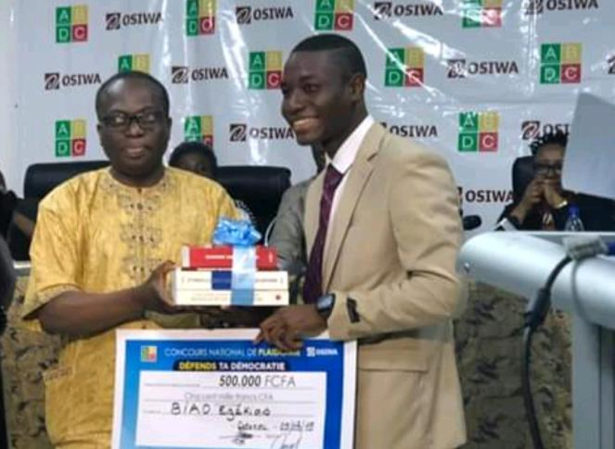 LAUREAT AU CONCOURS NATIONAL DE PLAIDOIRIE : DEFENDS TA DEMOCRATIE    ,Ezékias Biao reçoit les félicitations de Nourou Dine Akakpo