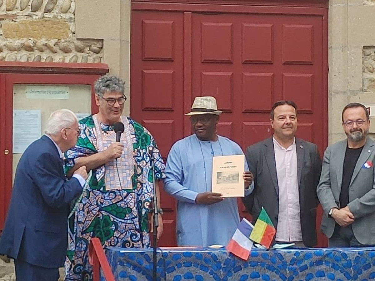 PARTENARIAT DÉCENTRALISÉ : Le maire d’Adjarra signe une convention avec la commune de Jarcieu en France