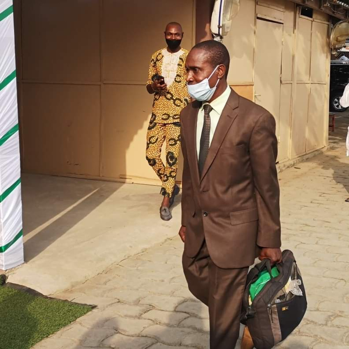 CENA : Il vient déposer son dossier en taxi-moto sans son colistier