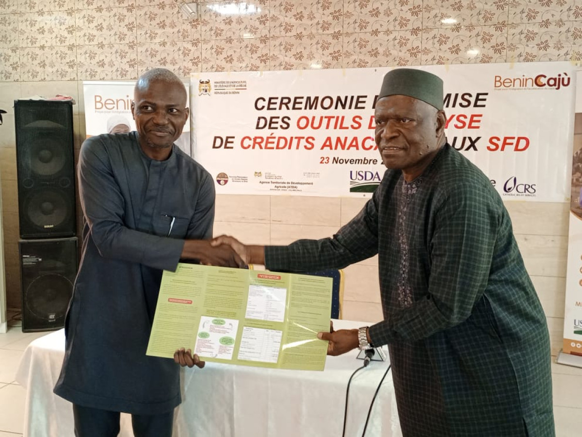 REMISE DES OUTILS D&rsquo;ANALYSE DE DOSSIERS DE CRÉDITS ANACARDE AUX SFD : Le Projet BeninCajù pour faciliter l&rsquo;accès au financement