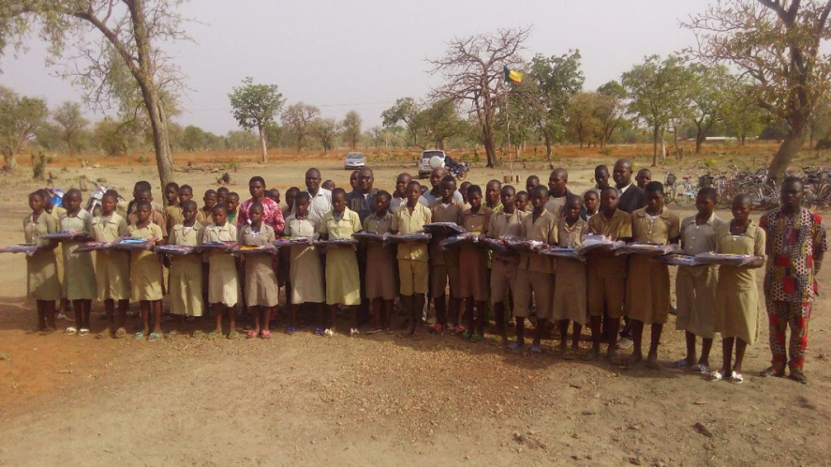 PROMOTION DE L&rsquo;EXCELLENCE EN MILIEU SCOLAIRE À BANIKOARA : Bio Tamou Sarako distingue 20 élèves du Ceg Kokiborou