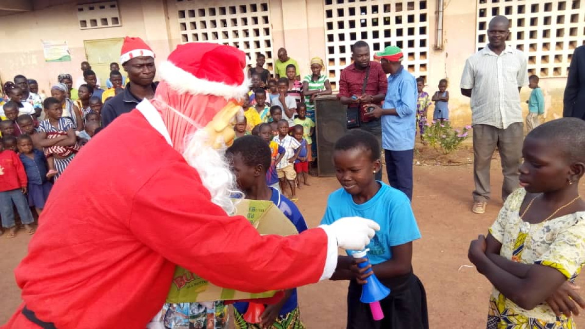 NOËL AU VILLAGE A NATITINGOU : L’Ong Foukou Péré fête avec les enfants de Kotopounga