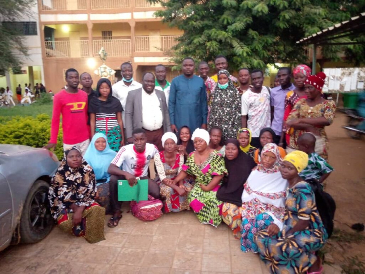 SEANCE D’ECHANGE AVEC LES ETUDIANTS RESSORTISSANT DE BANIKOARA A NIAMEY : Le maire Sarako Tamou présente sa vision pour la cité de l’or blanc . L’insertion professionnelle des jeunes au cœur des préoccupations