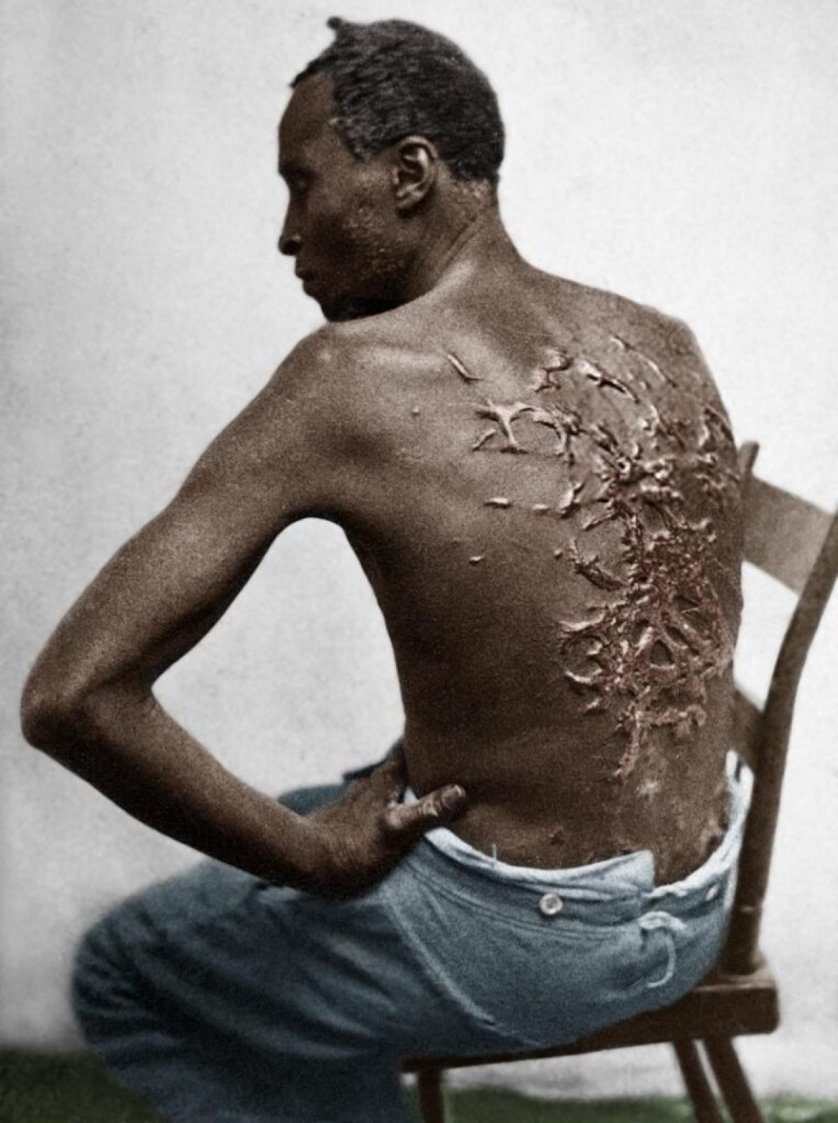 CHRONIQUE DES US ET COUTUMES :  Le dos d’un vrai père !