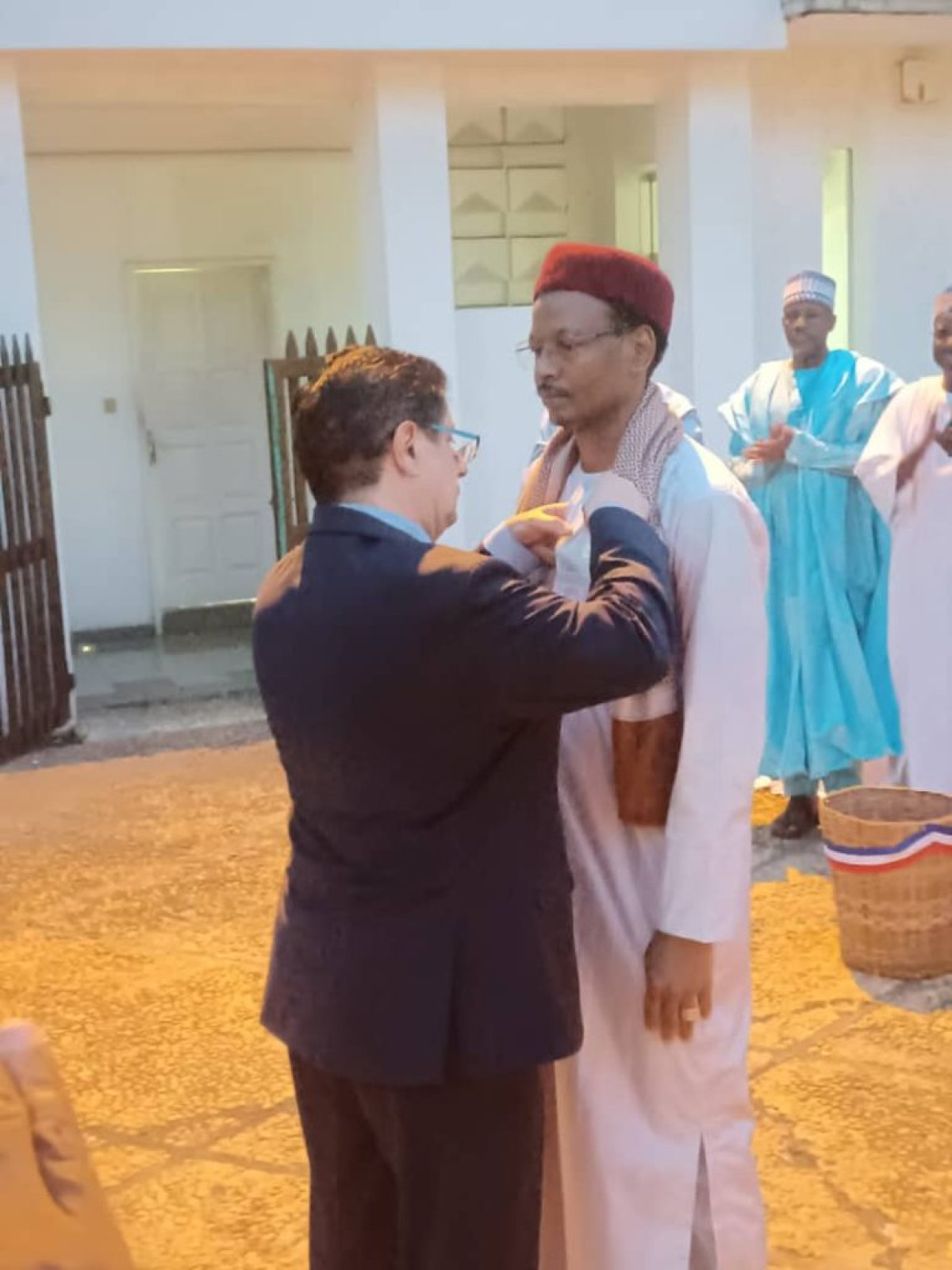 À L&rsquo;AMBASSADE DE FRANCE AU BÉNIN : Dr Adamou Mama Sambo élevé au rang de Chevalier de l&rsquo;ordre du mérite agricole