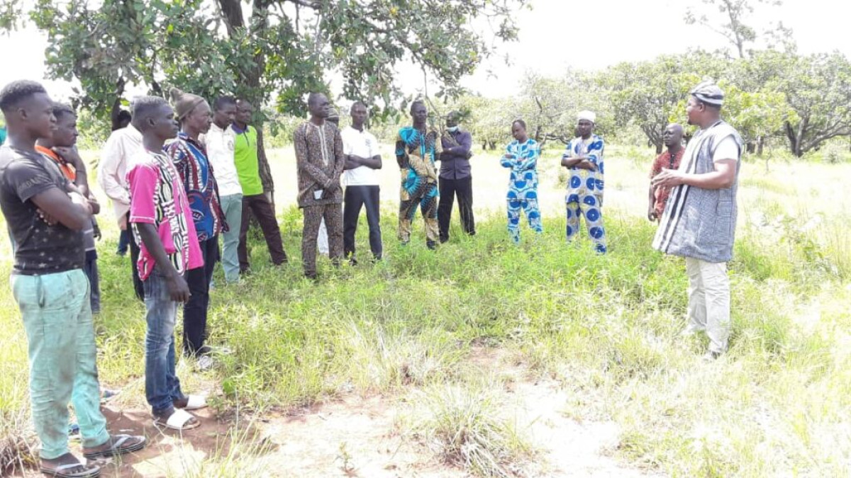 CONSTRUCTION D&rsquo;INFRASTRUCTURES DE DEVELOPPEMENT A KOUANDE : Le maire Didier Kouandé-Sounon remet les sites aux différentes entreprises