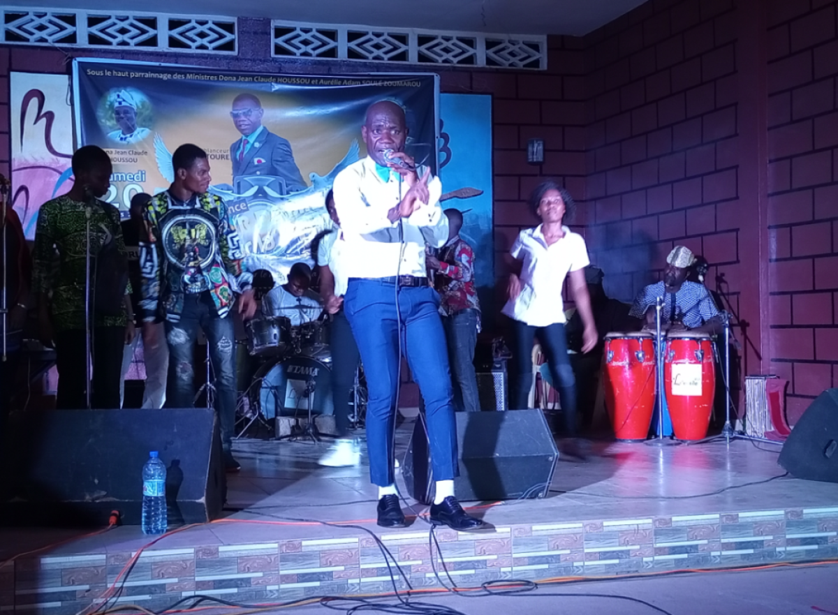 AMBIANCE TOUR DE BAR POUR LA PAIX AU BÉNIN : L&rsquo;artiste Aziz Touré chante pour une élection apaisée