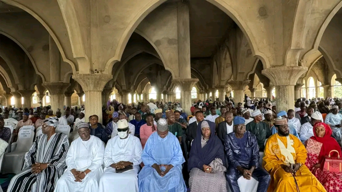Grande mobilisation de prière autour du Mc Gbadamassi: un hommage rendu à son épouse Azia Fariatou Orou Barè