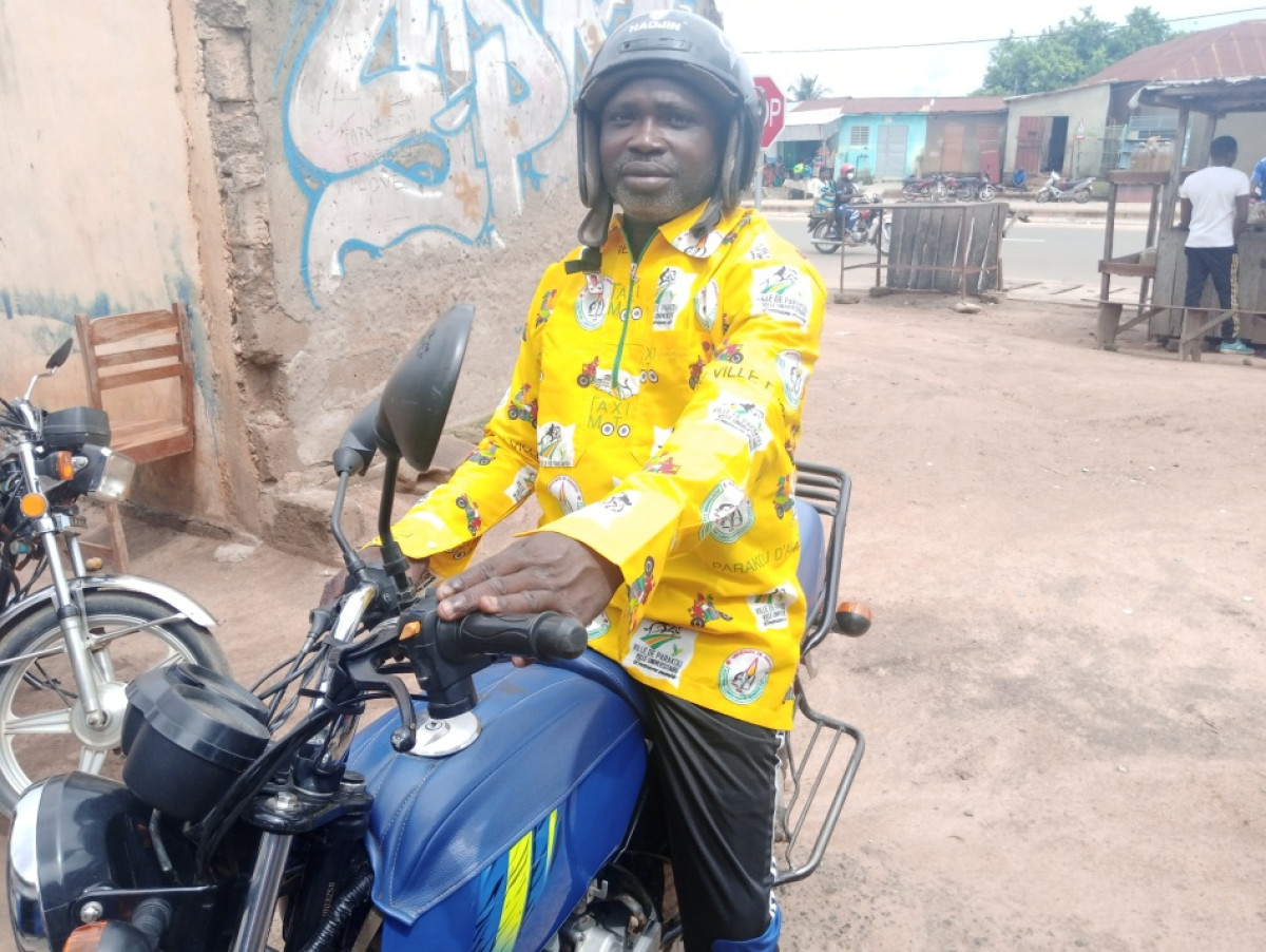 FIN DE LA DISTRIBUTION DES TENUES AUX CONDUCTERUS DE TAXI-MOTO DE PARAKOU : Environ 1 000 tenues retirées sur plus de 3 500