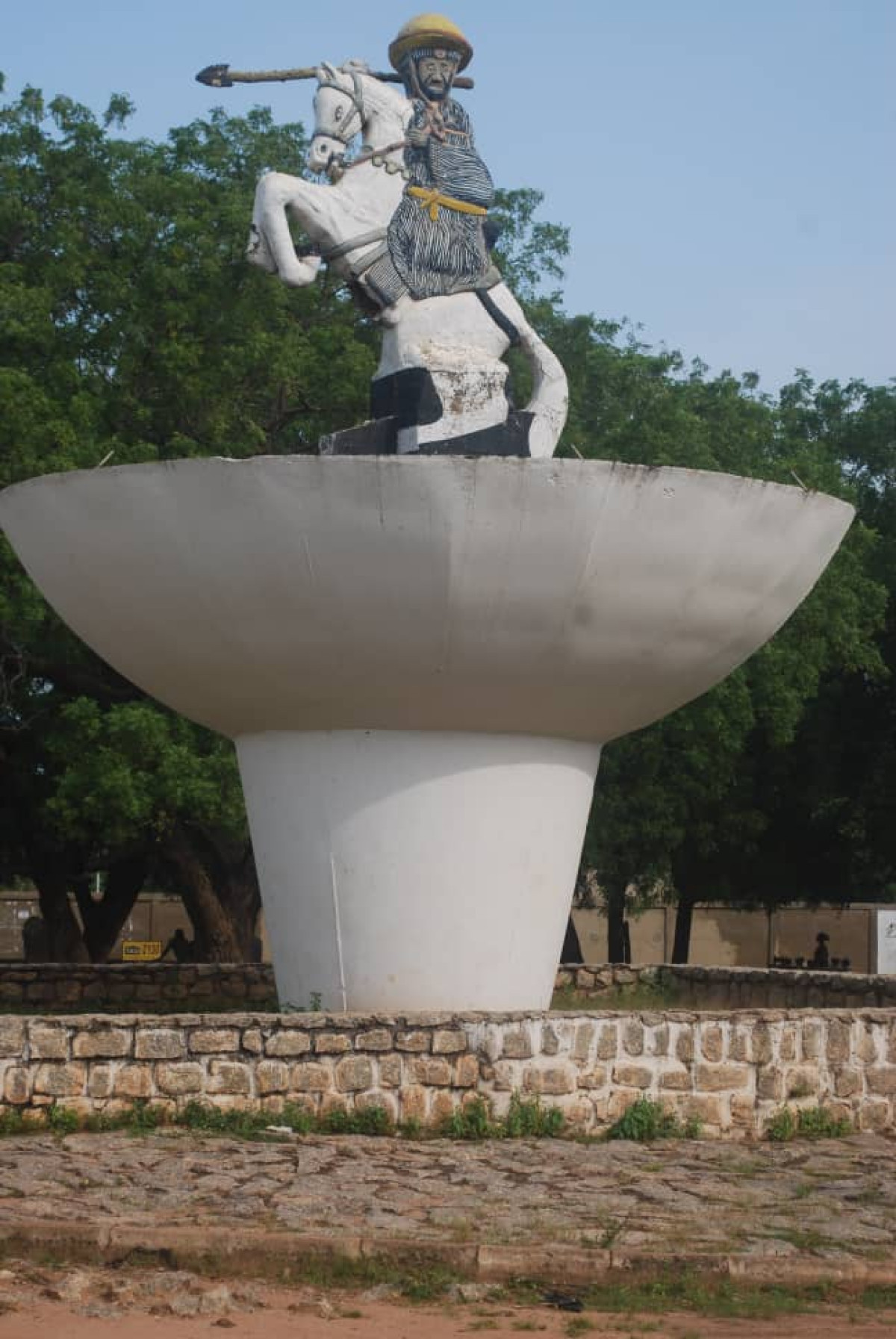 ETAT DE DEGRADATION AVANCEE DE LA STATUE DE BIO GUERRA A PARAKOU ET ANNONCE DE CONSTRUCTION D’UNE AUTRE A COTONOU : Des parakois contre l’idée . Ils souhaitent avant tout, la réhabilitation de la statue de Parakou