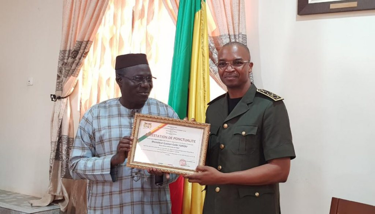 POUR SA PONCTUALITÉ LORS DES RÉUNIONS, Le préfet Cissé distingue le maire Yorou