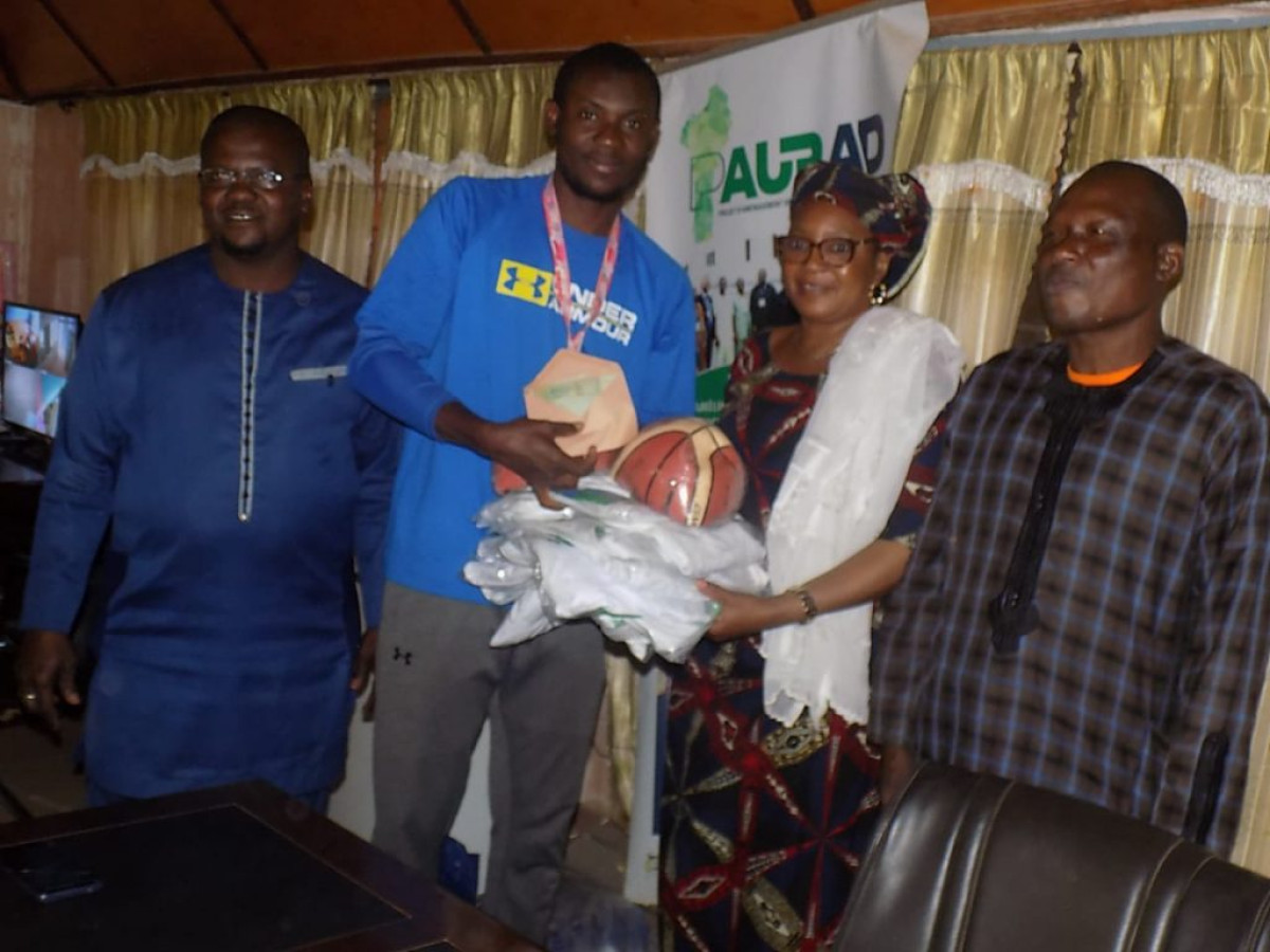 PROMOTION DU SPORT A KANDI : Zinatou Osséini dote les clubs de pétanque et de basket-ball d’équipements