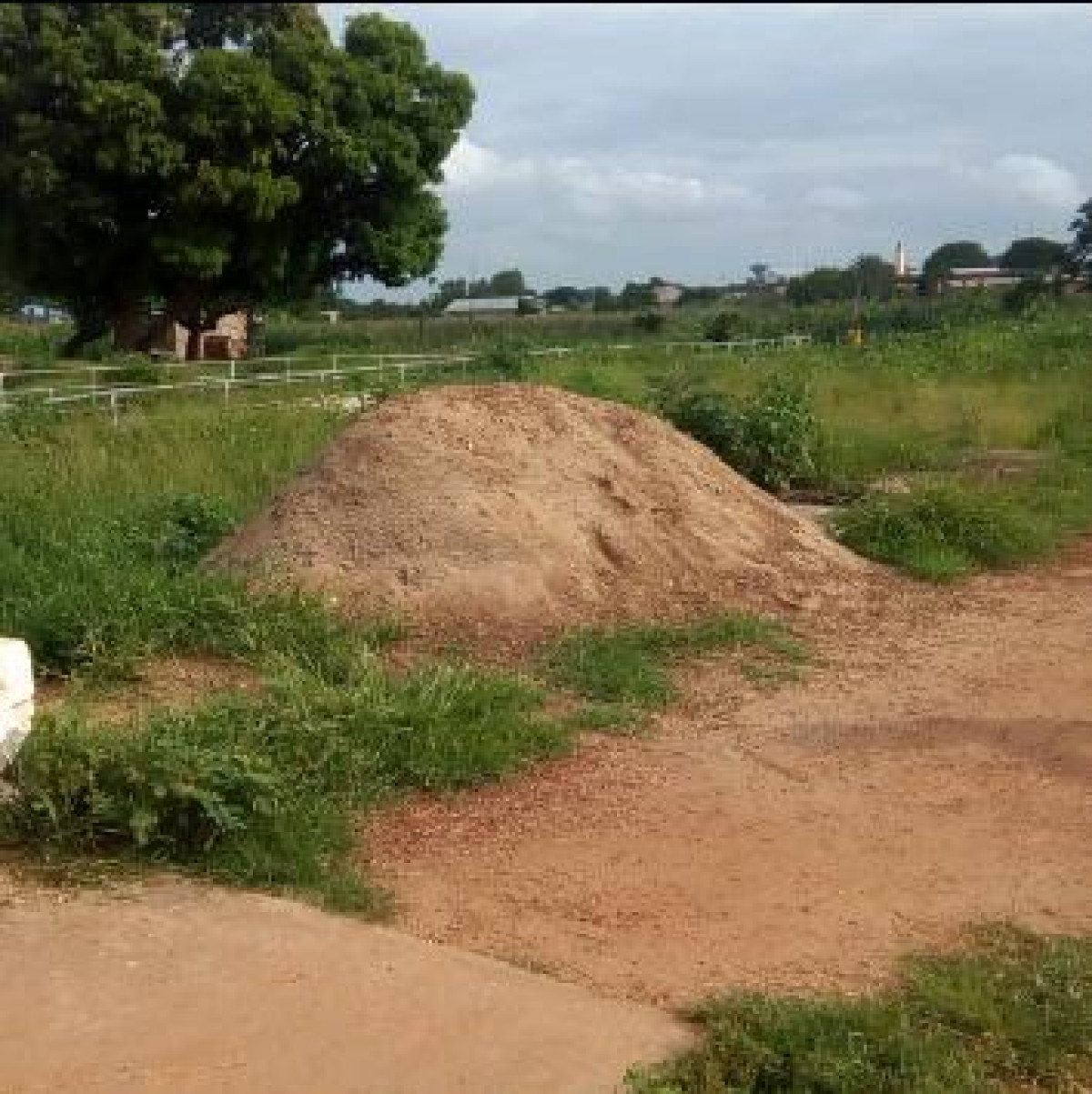 RAMASSAGE DE SABLES SUR LES VOIES PUBLIQUES À PARAKOU : Une activité nocturne qui favorise l’érosion des sols