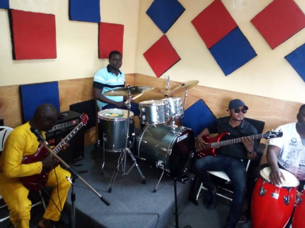 PROJET « A L’ECOLE DE LA MUSIQUE LIVE » A PARAKOU : La salle de répétition présentée aux artistes