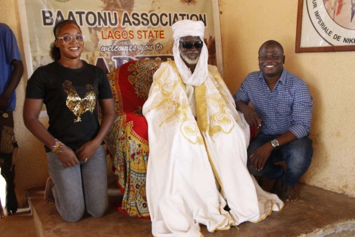 BÉNIN/DAABAARU MÉDIAS TOUR : L’équipe de Bok Sarl reçue par l’Empereur de Nikki et à la Radio Su Tii Dera