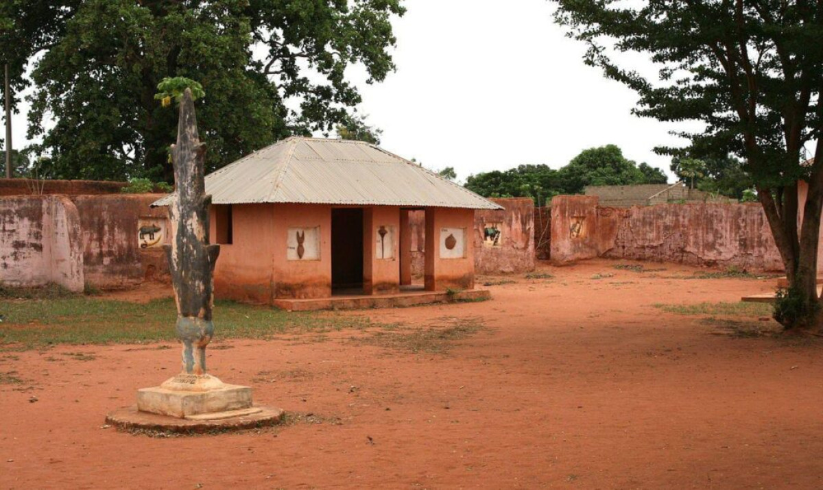 Difficultés dans la succession au trône dans certains royaumes du Bénin: la politique et le non-respect des valeurs traditionnelles, les maux à repanser