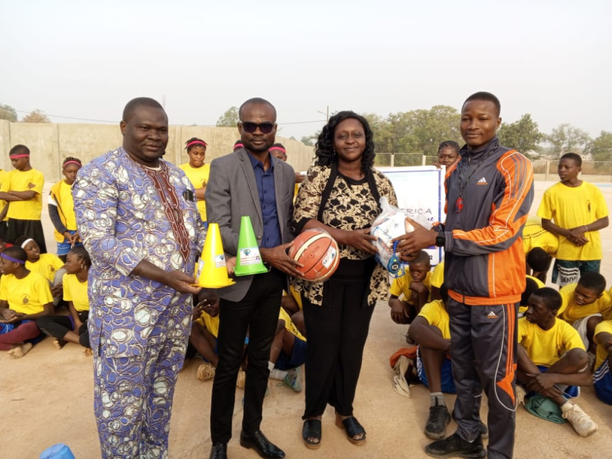 BÉNIN/PROMOTION DU SPORT FÉMININ À PARAKOU : L&rsquo;Ong Ola Africa offre des équipements sportifs aux élèves du Cs Saint François de Sales