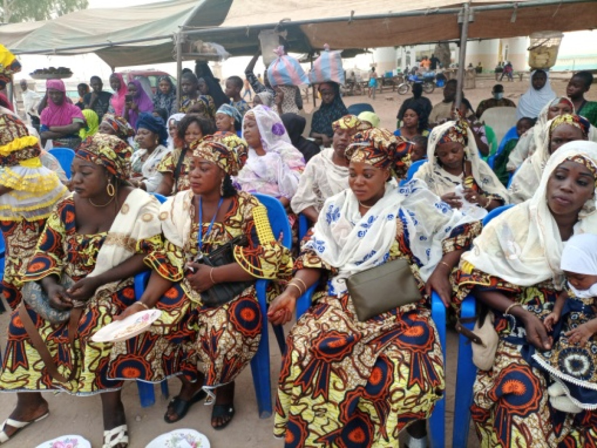 FETE ANNUELLE DE LA CELLULE YARAKINNIN DE L’ASSOCIATION DES TAILLEURS, COUTURIERS ET TRICOTEURS DU BORGOU (ATCTB) : Les membres saluent l’entrepreneur Charles Toko pour son accompagnement