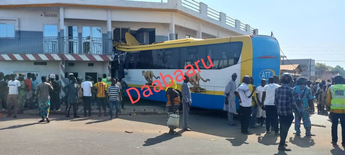 URGENT : Un bus termine sa course au rez-de-chaussée de l’immeuble Daabaaru